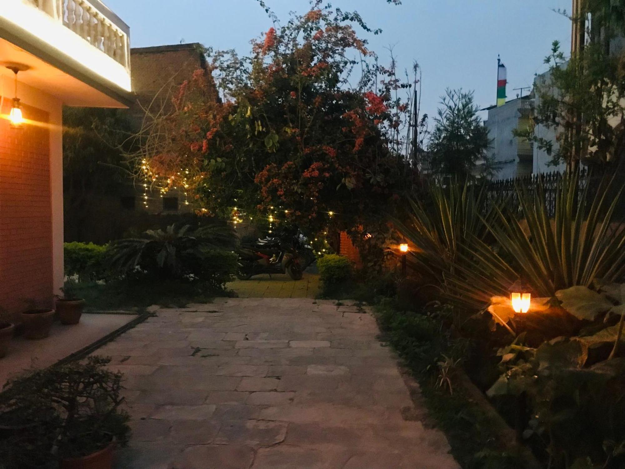 Hotel Lotus Garden Катманду Экстерьер фото