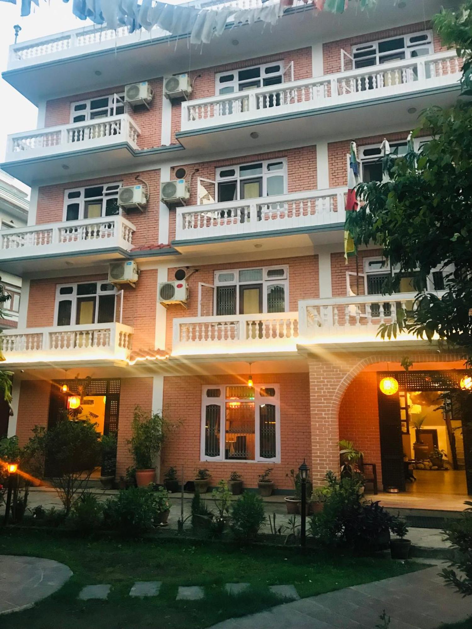 Hotel Lotus Garden Катманду Экстерьер фото