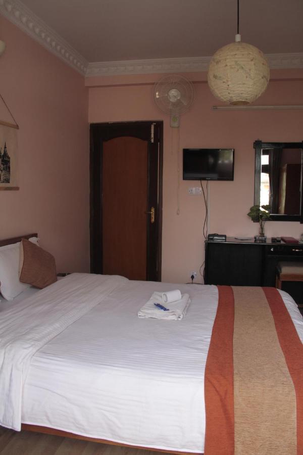 Hotel Lotus Garden Катманду Экстерьер фото